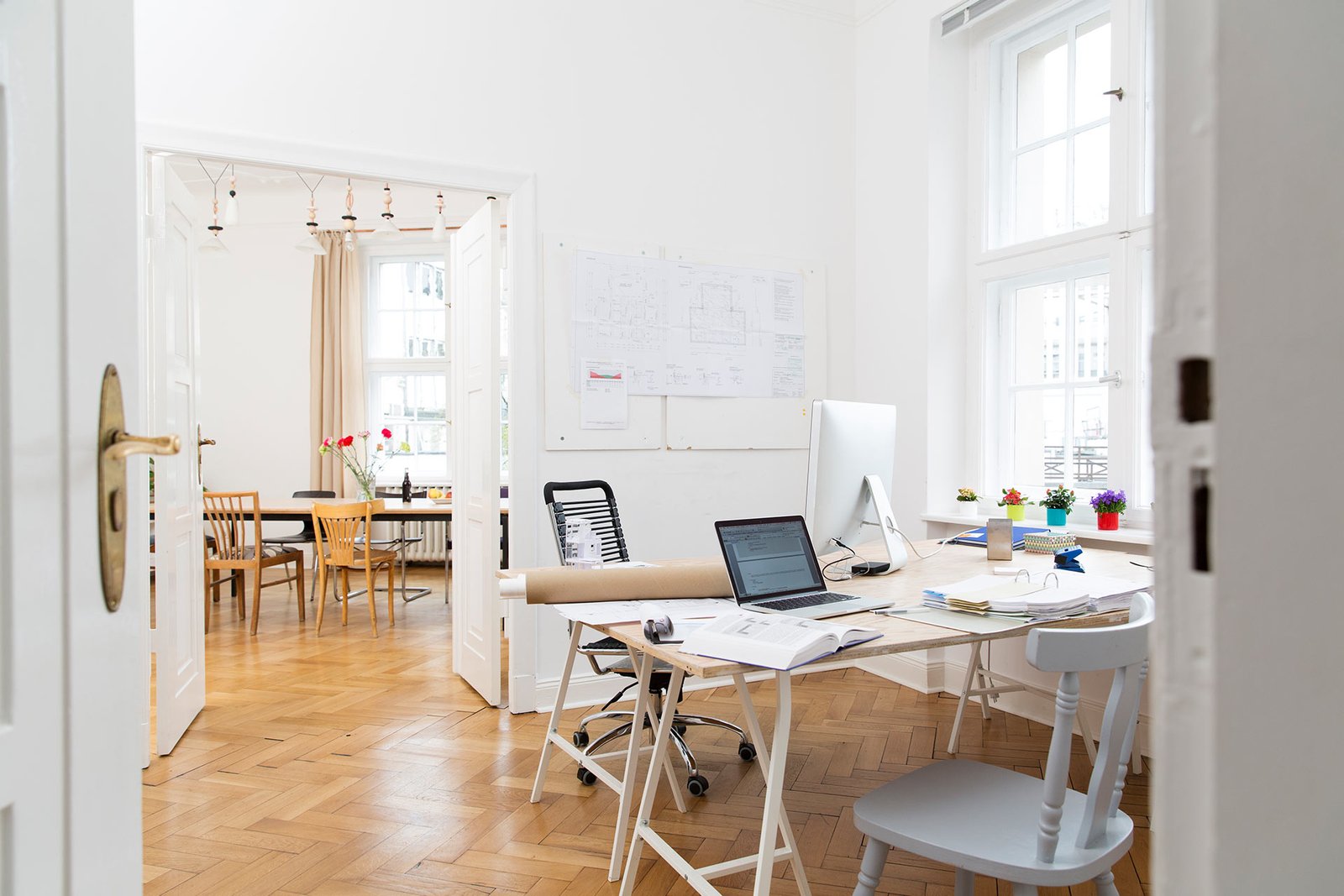 workspace-in-empty-office-2022-03-08-01-22-24-utc.jpg